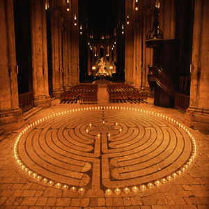 Chatres-Labyrinth-candle-lit